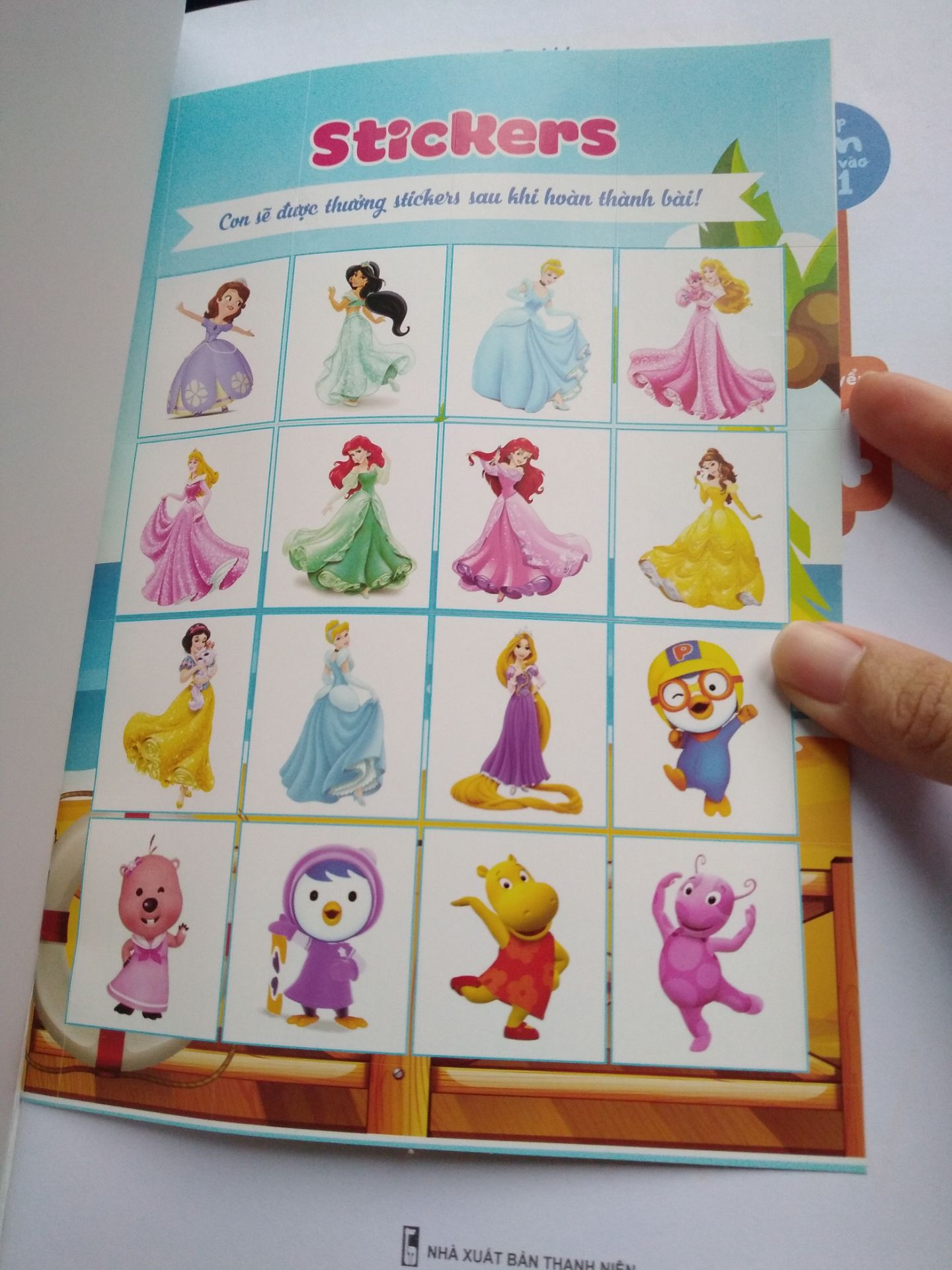 Mua được quyển này có 11k thôi nhưng rất đẹp, nhà sách tâm lý khi thiết kế phần stickers cho các cháu. Trẻ con con đôi khi quý stickers hơn cả kẹo bánh vì đó là sự công nhận từ giáo viên, bố mẹ. Hình ảnh nhiều màu sắc, từ vựng cũng gần gũi.