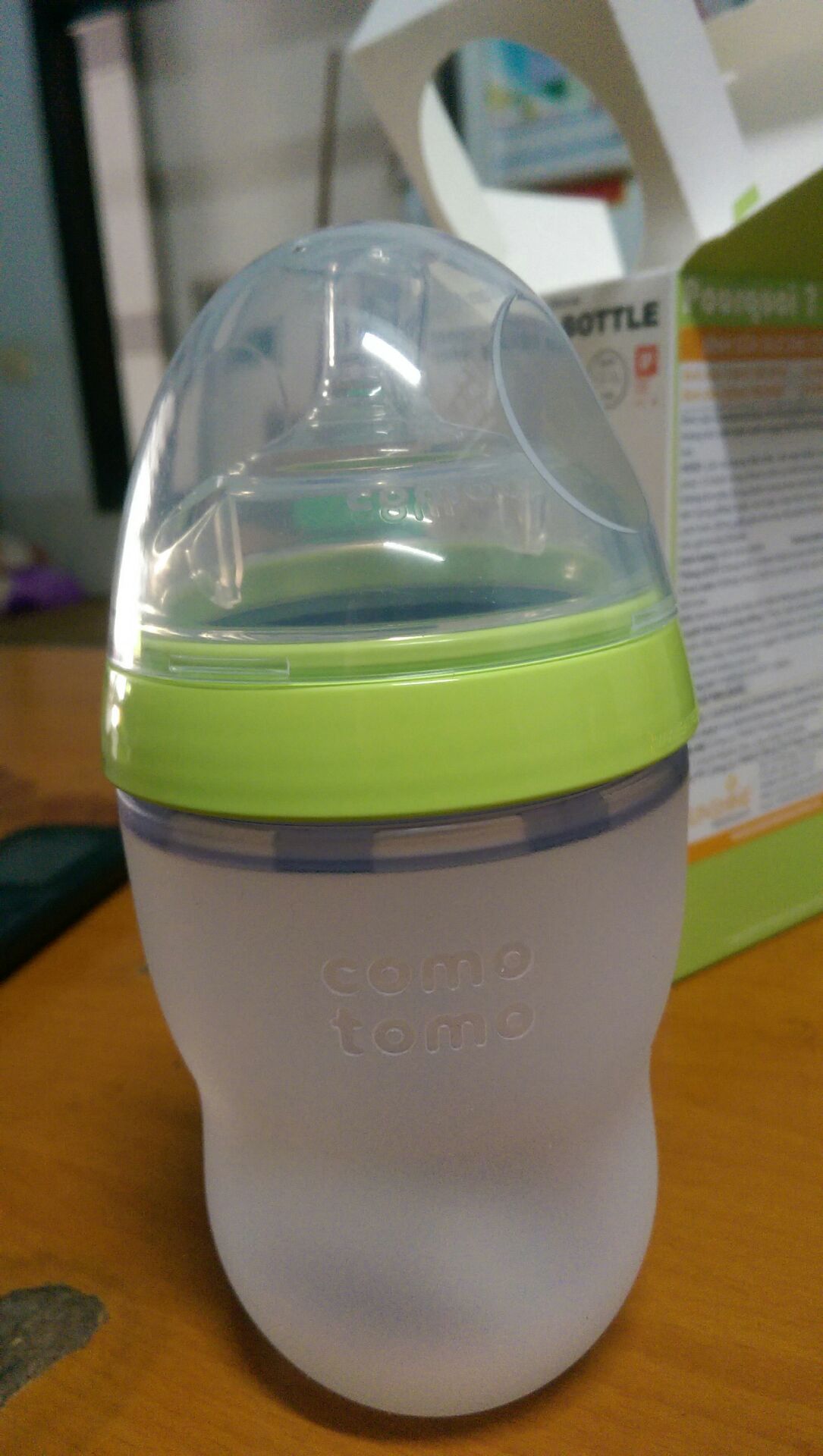 bình được đựng trong hộp rất đẹp, sản phẩm giao nhanh ( hôm trước đặt hôm sau có luôn). giá thành hơi cao so với các loại bình khác nhưng tiền nào của nấy, chất liệu silicon rất mềm và an toàn. đắt tí nhưng tốt cho con là được