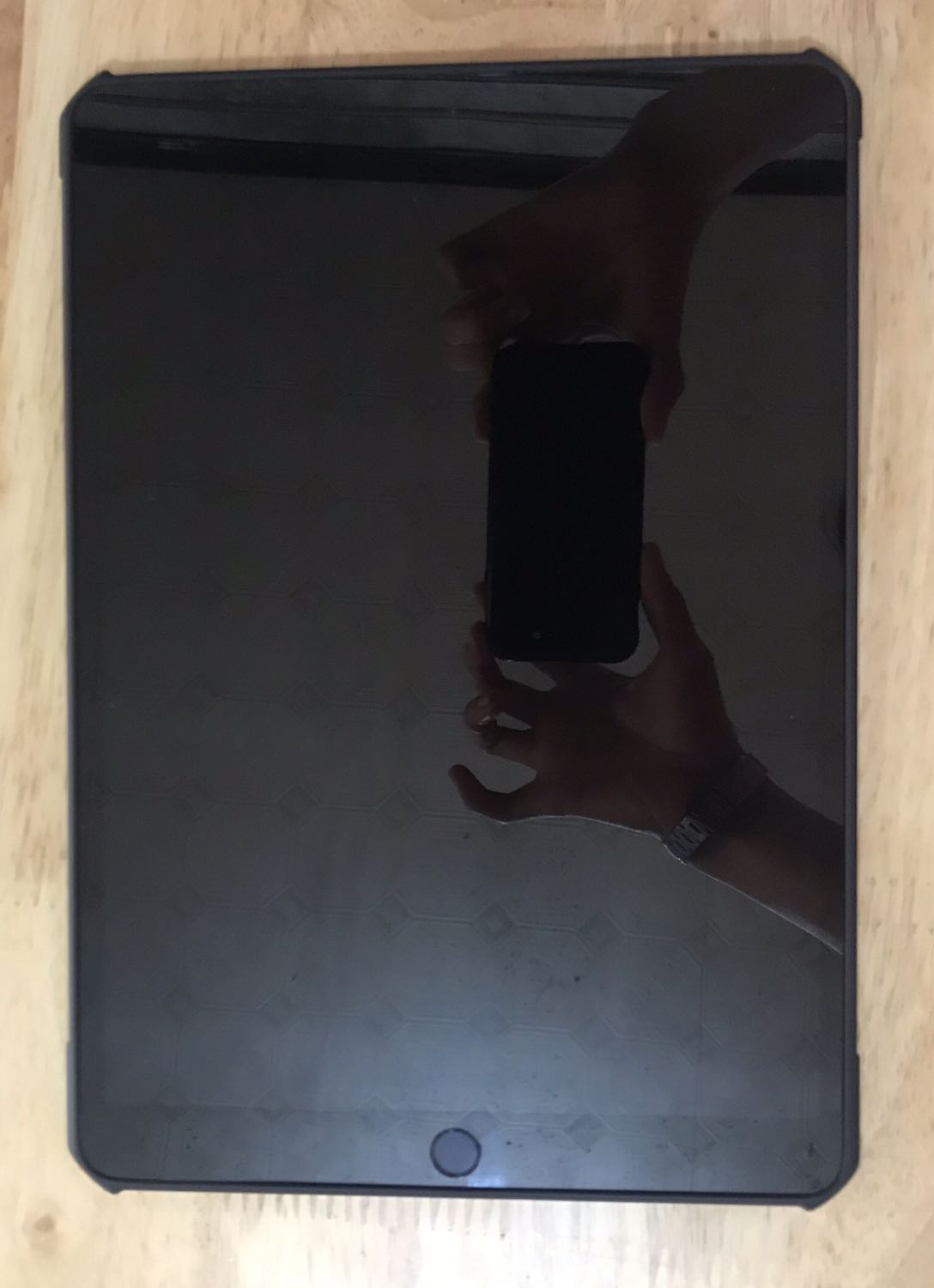 Mình đã dùng qua nhiều loại cover cho ipad, các đời, nhưng khi cầm trên tay sp xundd cho ipad air 3 này mình đã cảm thấy vô cùng thích. khi ốp vào lại càng ấn tượng. mình chọn viền đen, tiệp hoàn toàn với ipad air 3 space gray. viền cao su tạo cảm giác cầm thoải mái và chắc chắn, chống trượt, ốp nhựa trong suốt dày và trong giữ đúng màu của máy. ốp trong suốt theo thời gian sử dụng chắc sẽ có trầy xước nhưng ấn tượng ban đầu là rất hài lòng. tiki giao hàng đợt này nhanh hơn thời gian dự kiến.