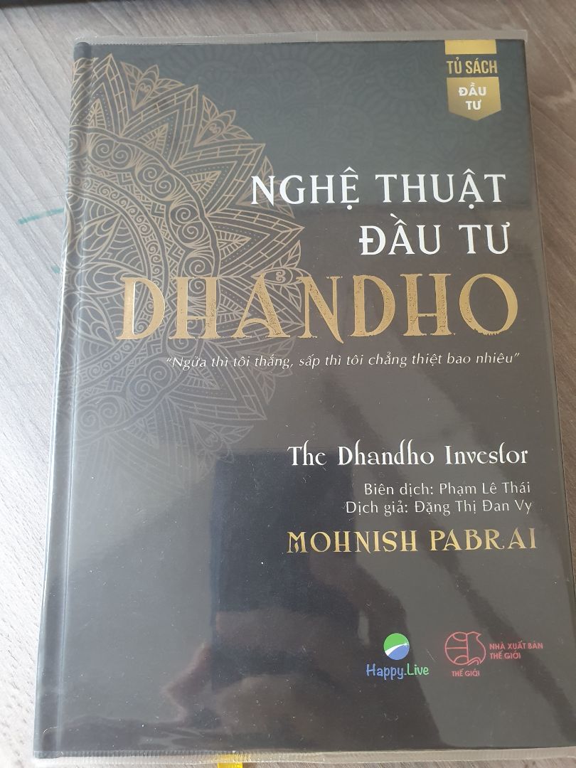 Sách đẹp từ bìa đến giấy, nội dung càng về sau càng hay. Giấy dày vừa đủ lật, không dính, màu ngà không chói, mỏi mắt khi đọc, dùng viết chì ghi chú lại những phần cần ghi nhớ cảm giác thật đã tay khi lướt trên giấy. Cám ơn nhà xuất bản có tâm đối với tri thức, người đọc.