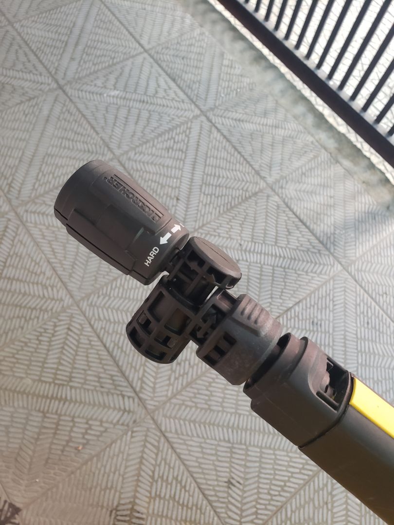 Giao hàng nhanh, đóng gói cẩn thận. Hơi thất vọng một chút vì áp lực phun không mạnh bằng 2 đầu đi kèm máy(K5 full control). Tiện lợi hơn là có thể xoay góc để xịt vào các kẻ, khe hở hẹp.