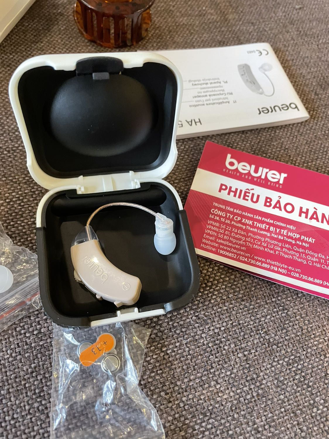 Máy kêu ù ù, hầu như không nghe thấy tiếng nói gì cả. Bỏ đi thôi. Máy kêu ù ù, hầu như không nghe thấy tiếng nói gì cả. Bỏ đi thôi.