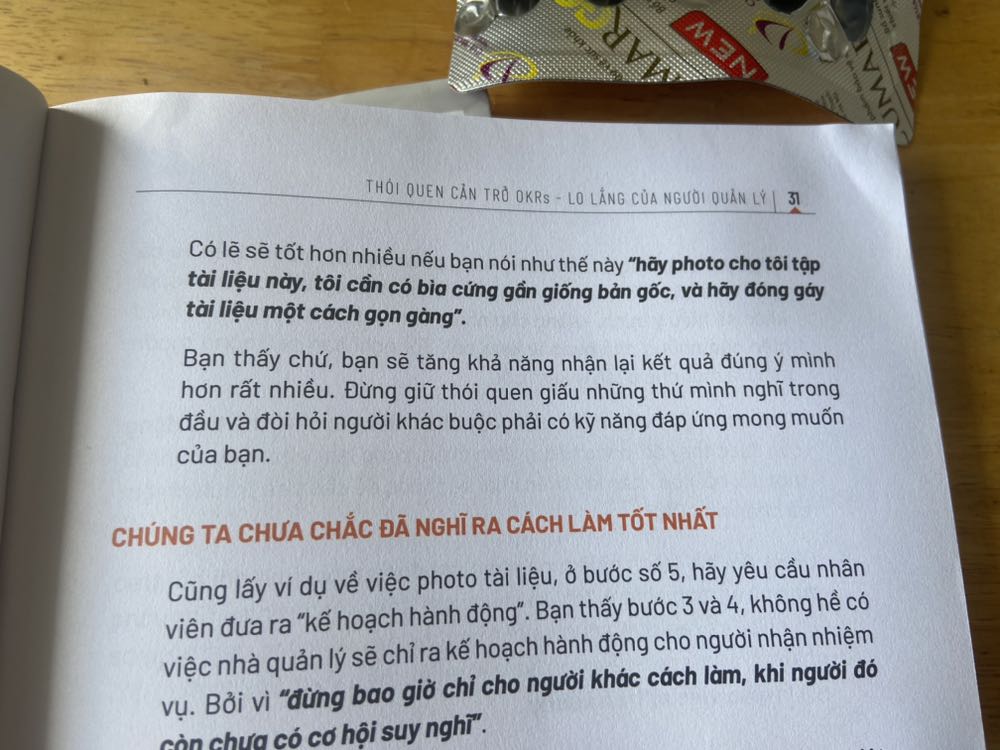dg đọc thấy 2 đoạn này giống y mình hiện tại, bật cười tâm đắc quá phải chụp lại lên tiki review liền, đồng cảm với tác giả ghê viết quá chuẩn kkk