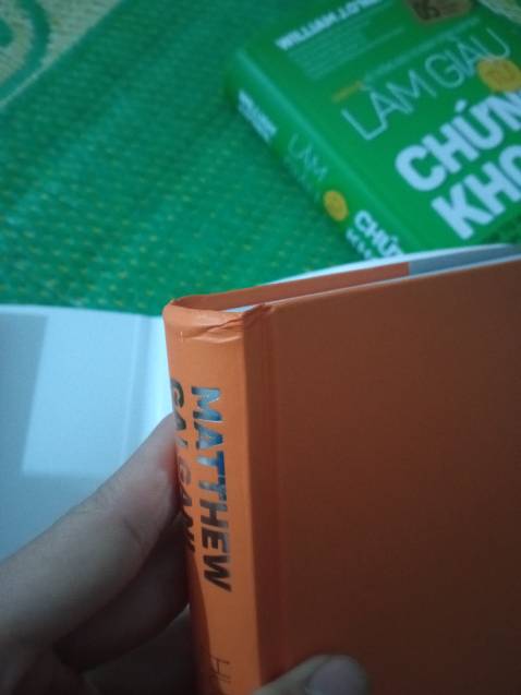 Về kiến thức trong sách thì không bàn đến , nhưng cách vận chuyển hàng quá kém , để hàng bị móp biến dạng bìa là điều không thể vì , quyển sách chính hãng nó khác quyển sách lậu là ở khâu chất lượng , nhưng khi giao đến tay người dùng thì chất lượng nó bị giảm , thì nó không khác sách lậu là mấy , nên xem xét lại quy trình bảo quản và vận chuyển hàng , thân gửi , mong được phản hồi từ shop