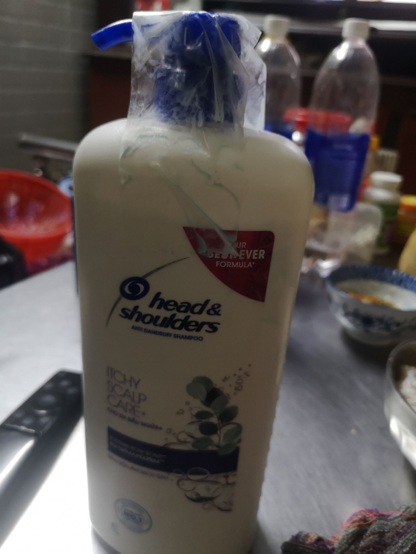 sản phẩm tặng kèm bị chảy ra , làm ướt cả hộp bên trong , mong shop lần sau đóng gói kỹ hơn