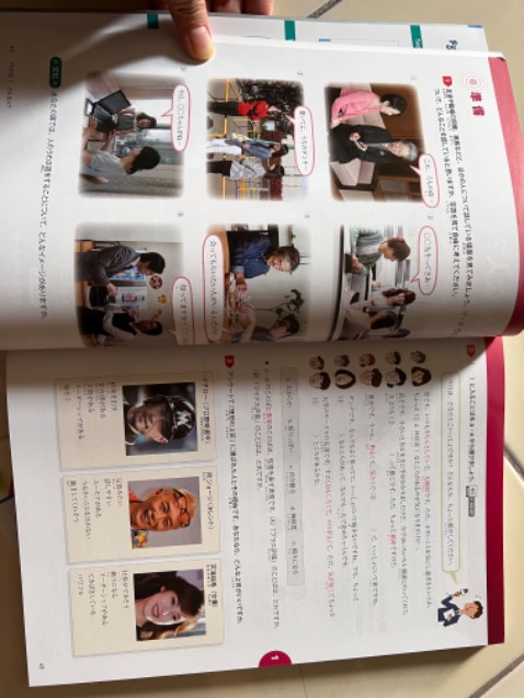 Ngoài việc giao hàng làm bị thương em sách thì phải nói là sách này siêu đẹp. Màu bìa siêu thích luôn. Nội dung thì mình chưa học tới. Mua giảm 41% so với giá bìa. Giao hàng nhanh. Hài lòng!