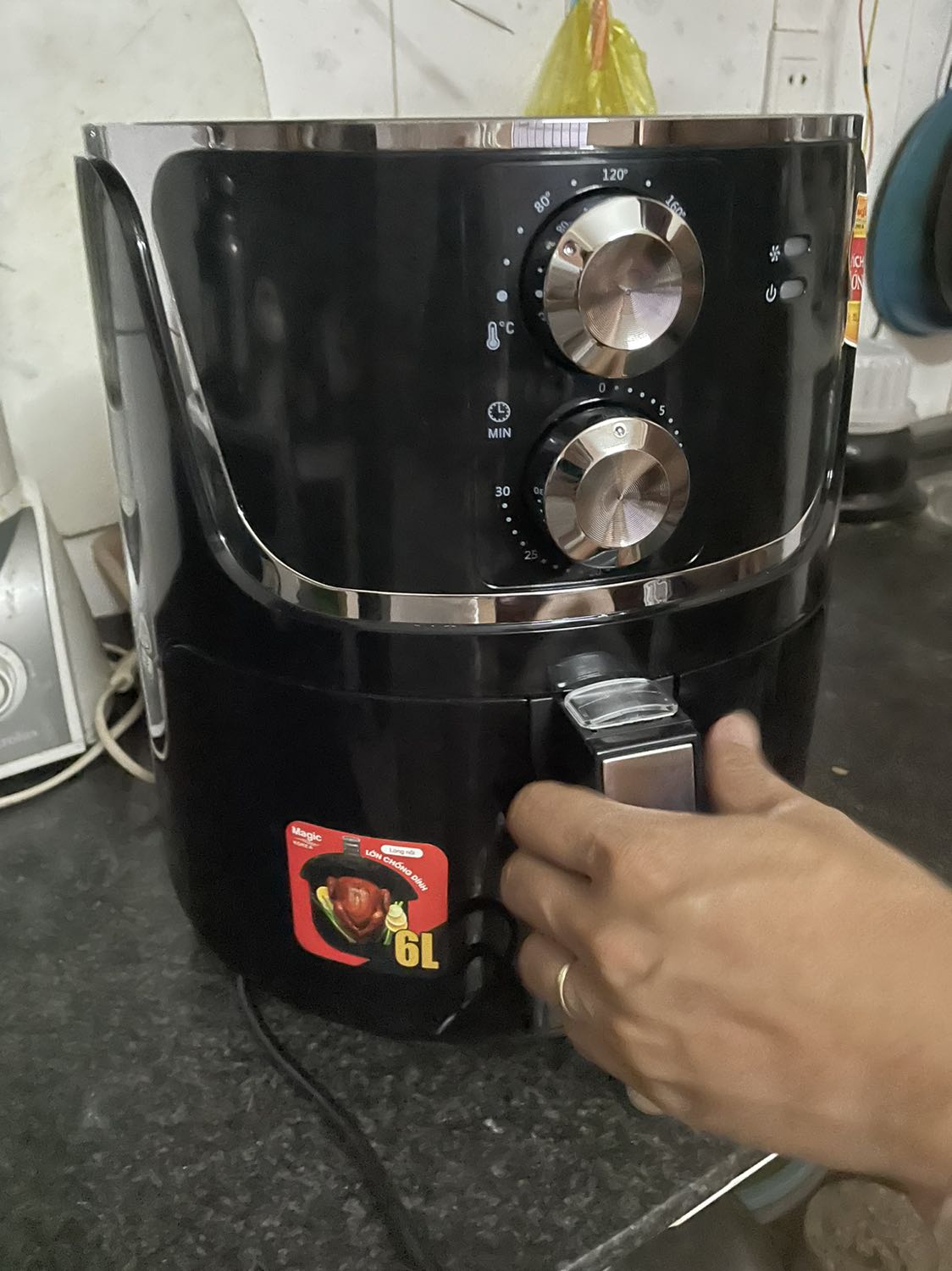 Mua được giá 1199k giá tốt. Chiên cá k bôi miếng dầu nào mà cũng ra 1 đống dầu trên cá. Chín đều k phải trở, tiết kiệm nhiều time, k bị bắn dầu, k phải canh trở cá. Lại tốt cho sức khoẻ, chiên xong cá k bị hôi nhựa. Rất tốt so vs giá. Dể sử dụng