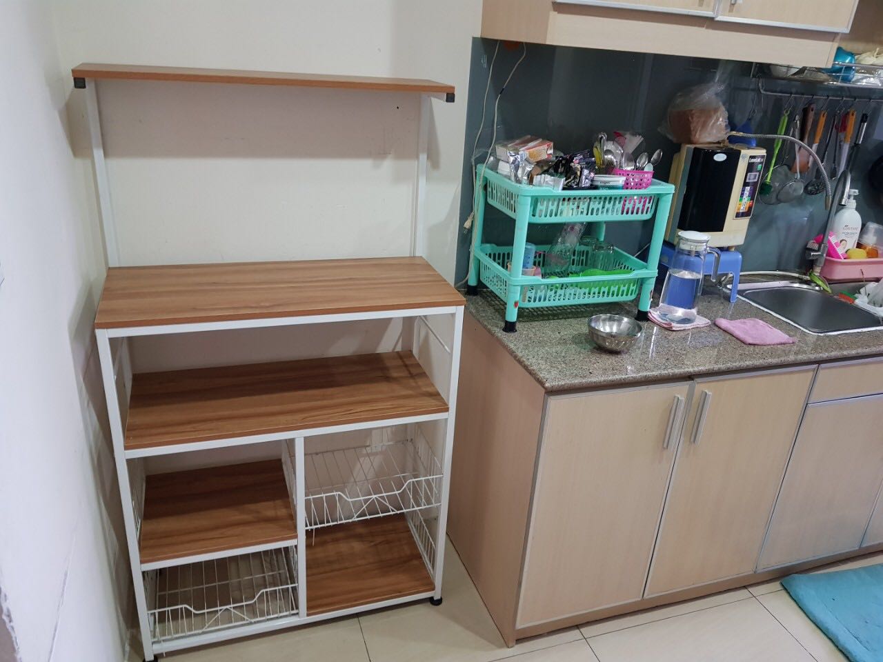 Đã nhận hàng giống như hình và mình mất 20p để lắp hoàn thiện sản phẩm, mình nữ chân tay lóng ngóng chứ mấy anh nam thì chắc 10p là xong cứ làm theo video hướng dẫn từng bước của shop là dc nhé. 
Thấy rất thích luôn, kệ cứng cáp, chân có 4 nút cao su tăng giảm được rất tiện. Mẫu này mình ưng ở chổ vừa có ngăn để máy móc các loại lại còn có ngăn rổ để úp chén hay rau củ khô nữa.

Cho shop 5 sao về chất lượng nha!