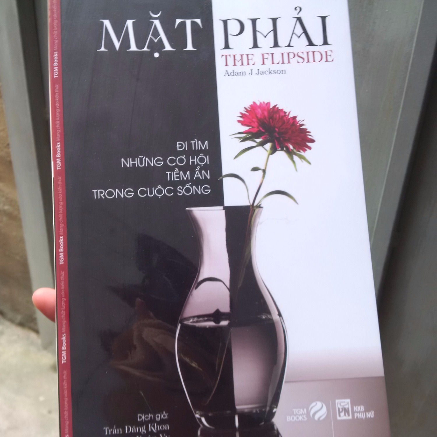 Sách tổng hợp nhiều nhân vật. Họ là những con người luôn tìm thấy mặt phải trong những hoàn cảnh bi đát nhất để rồi có được những thành công rực rỡ, để có thể tỏa sáng.
Mọi khó khăn đều ẩn chứa một MẶT PHẢI, việc của bạn là hãy tìm ra nó ! :)