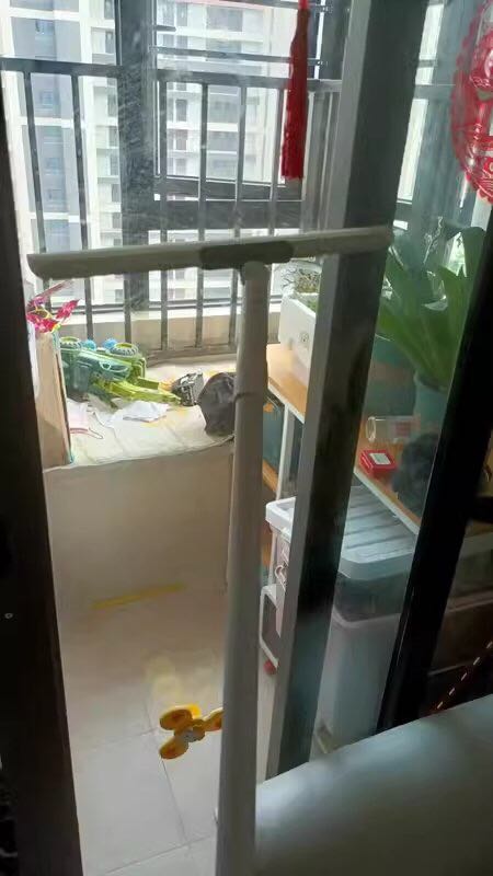 Cảm nhận ban đầu là mẫu mã đẹp, tay cầm cứng cáp chắc chắn, mút silicon nhỏ gọn, lưỡi lau khít nên dễ gạt chất bẩn. Thiết kế thông minh 2 trong 1: Có thể vừa chà cọ mặt kính vừa có thể gạt nước và chất bẩn. Được shop tặng thêm 1 miếng silicon nữa để thay đổi, cảm ơn shop nhé!