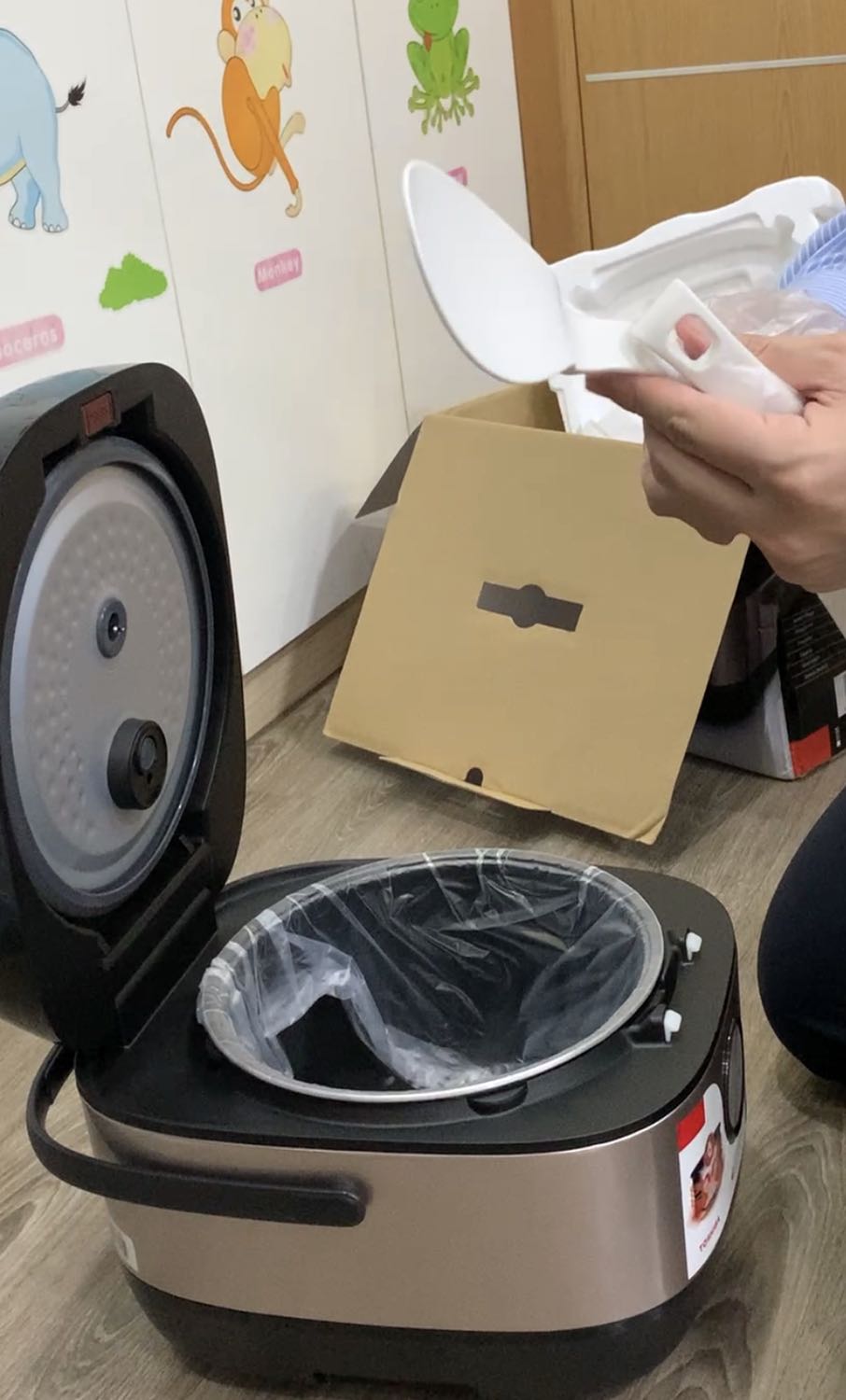 Đã nhận hàng, hộp bị móp méo nhưng bên trong sản phẩm ko bị gì
Mới ken xà beng, ko trầy xướt, nguyên vẹn
Đầy đủ phụ kiện vỉ hấp, 2 muỗng nhựa, cốc đong gạo, sổ hướng dẫn, dây điện nguồn
Sổ hướng dẫn tiếng Việt rất chi tiết
Nấu luôn, cơm chín đều, ko có mùi nhựa. 
Mình có dùng bút thử điện thử rồi: nồi cơm KO HỀ hề bị RÒ ĐIỆN như các comment mình từng đọc. 
Lưu ý: bộ phận cảm biến nhiệt, ở giữa nắm nồi phía trong, có điện Đã nhận hàng, hộp bị móp méo nhưng bên trong sản phẩm ko bị gì
Mới ken xà beng, ko trầy xướt, nguyên vẹn
Đầy đủ phụ kiện vỉ hấp, 2 muỗng nhựa, cốc đong gạo, sổ hướng dẫn, dây điện nguồn
Sổ hướng dẫn tiếng Việt rất chi tiết
Nấu luôn, cơm chín đều, ko có mùi nhựa. 
Mình có dùng bút thử điện thử rồi: nồi cơm KO HỀ hề bị RÒ ĐIỆN như các comment mình từng đọc. 
Lưu ý: bộ phận cảm biến nhiệt, ở giữa nắm nồi phía trong, có điện