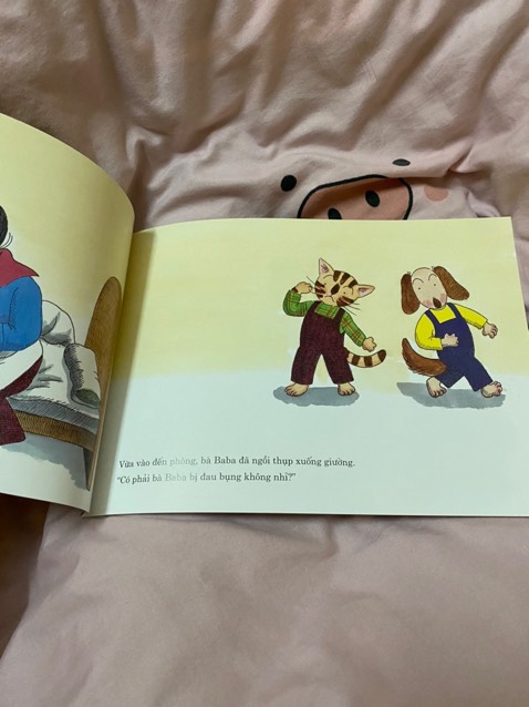 bé con nhà mình rất chăm chú nghe mẹ đọc, con rất thích ehon