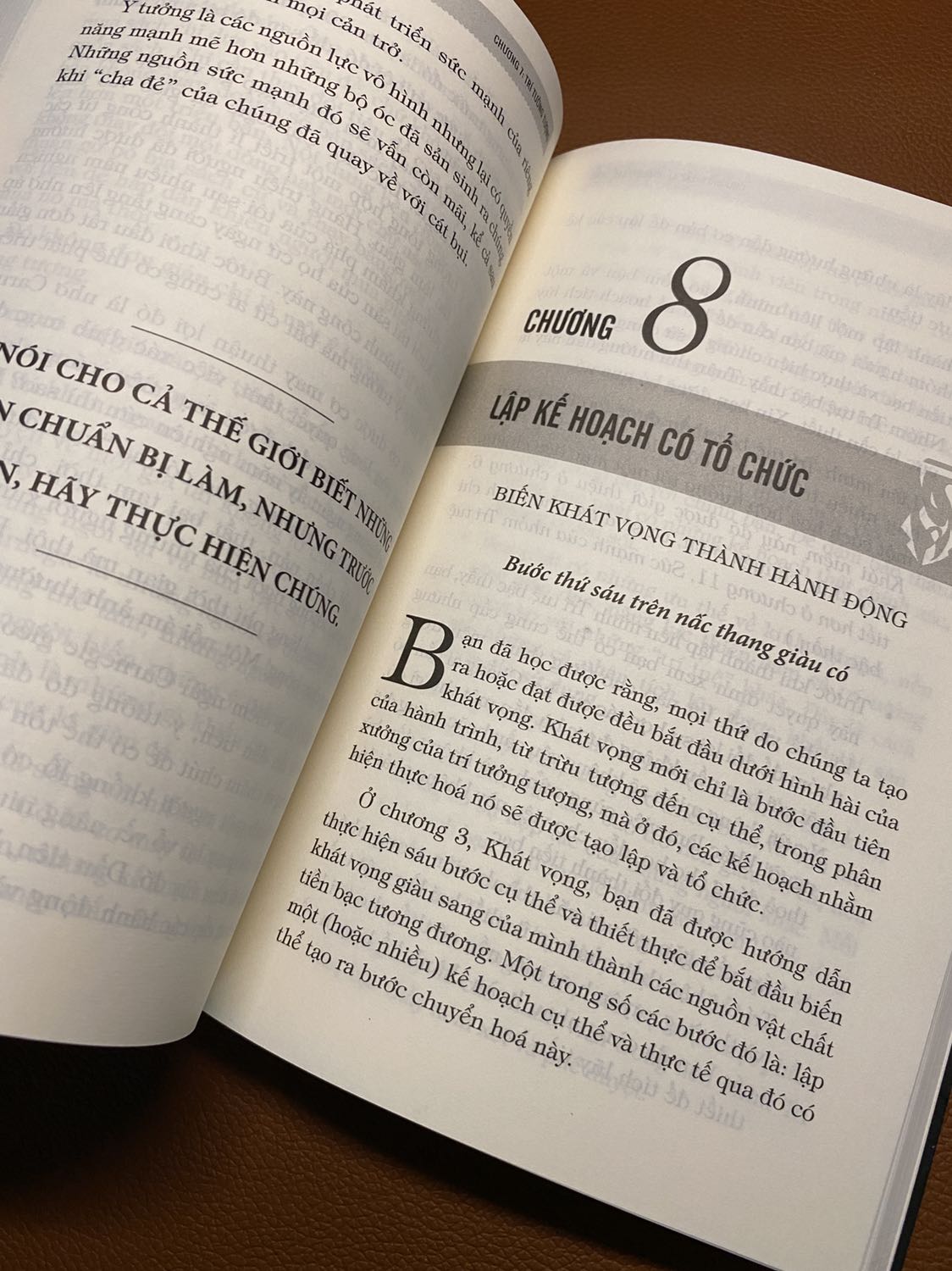 Sách được đóng gói từ tiki và còn mới nguyên ít bị cong vênh mép do tiki đóng sách vào hộp khá rộng.
Nội dung sách được dịch giả viết dễ hiểu và lồng vào những ví dụ thực tế ngoài cuộc sống vào từng chương của sách. Mình cũng đọc qua cuốn 13 nguyên tắc của Napoleon Hill nhưng quyển này viết thêm 3 nguyên tắc và phù hợp với thế kỷ hiện nay.
Quyển này sẽ dành cho những ai đã và chưa đọc "Think and Grow Rich" - Napoleon Hill phiên bản cũ.
Quyển sách này xứng đáng có trong mỗi tủ sách của mỗi người !