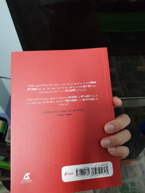 Tiki giao hàng cực nhanh, chỉ trong vòng 2 ngày.

Về sách, Vãn Tình luôn là một tác giả mà mình vô cùng yêu quý. Nhờ các quyển sách của chị đã giúp mình biết yêu quý bản thân, hiểu được giá trị của mình. Hiểu được phải yêu bản thân mình, phải nỗ lực để bản thân mình đắt giá.
Mình tin chắc tác phẩm lần này cũng sẽ là 1 cuốn sách tuyệt vời. Nó thật sự đến đúng lúc, vì mình thật sự cảm thấy mình đang DỪNG.
Mình sẽ quay lại nêu cảm nhận sau khi mình đọc xong quyển sách này.
