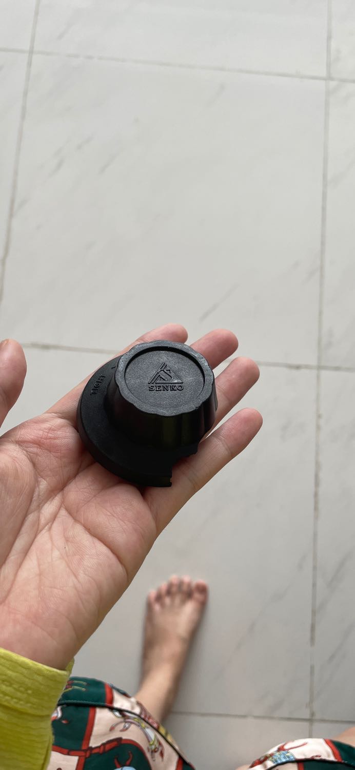 Mình vừa nhận dc quạt. 370k cũng ko ít nên mình rất ghét bị những lỗi nhỏ này. 
Mình đọc bảo hành thì thây dòng chữ nếu hư hỏng do lỗi vận chuyển. Nên mình thông cảm tìm mảnh gãy còn lại. NHƯNG KHÔNG . HOÀN TOÀN KO CÓ MẢNH VỠ NÀO trong kiện hàng. Chứng tỏ người gói hàng làm vỡ hoặc nhà bán hàng làm vỡ nhưng CỐ TÌNH BỎ VÀO LUÔN. Thay vì thế cái khác cho khách. Mình đề nghị tiki hoặc nhà bán gửi lại mình phần lắp còn nguyên vẹn nào