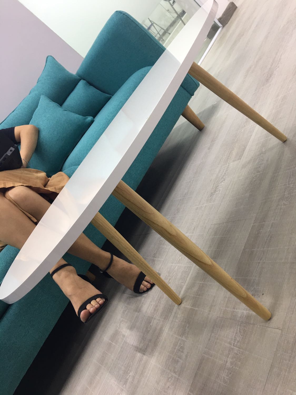 Bàn đẹp. Nhưng nên bọc thêm lớp bên ngoài, ẩm vs móp méo tùm lum .-. Bàn dễ lắp, nữ tự lắp thoải mái nhưng phải tự trang bị thêm tua vít nha