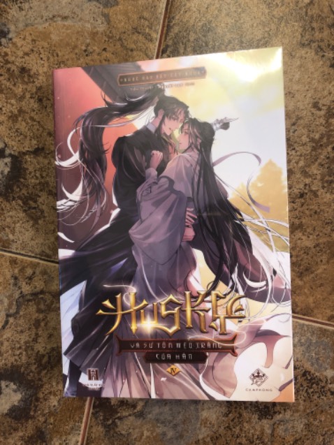 Vẫn ko có bọc chống xóc và tôi ko hiểu vứt một đoạn nilon như thế kia vào thì có tác dụng gì khi mà nó chẳng giảm xóc hay bọc được vào quyển sách?! Sách bị móp gáy xíu xiu và tôi dễ tính nên cho qua được nhé.