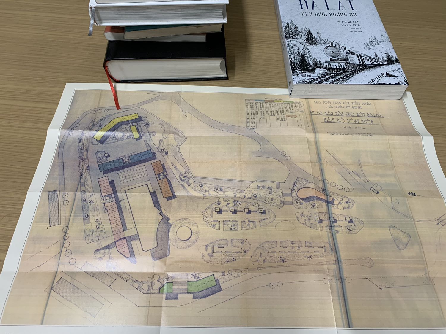 Giao sớm hơn dự kiến.
Đóng gói kỹ càng.
Tặng kèm là một tấm hoạ đồ chợ Đà Lạt.
Nội dung sách chi tiết, đáng để đọc và sưu tầm.