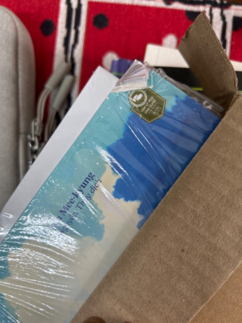 Sản phẩm đóng gói quá tệ và nhét vào hộp cẩu thả làm hư sách rồi!!!!
Có thể đổi cho mình sách khác hay ko?!?
Bực nhất là nhận sách hỏng!