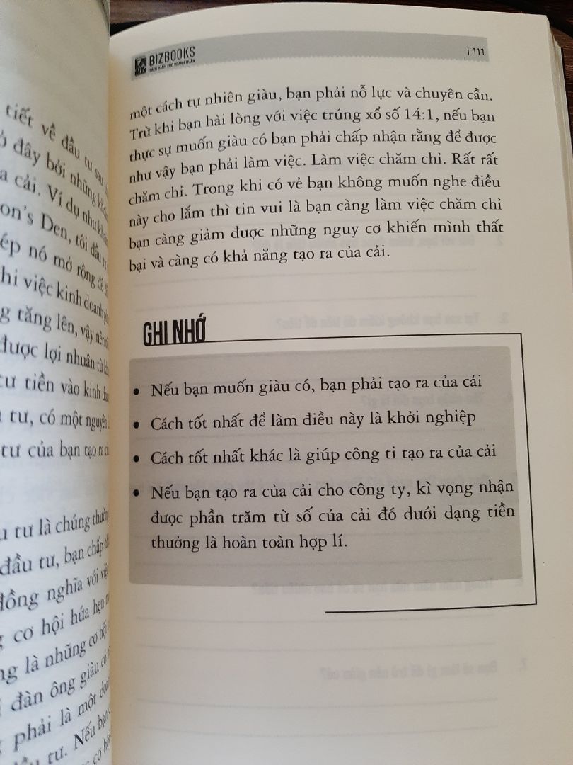 Cuốn sách hay đối với người chưa có thói quen Nghĩ về tiền một cách đúng đắn và thiết lập kế hoạch tài chính cho tương lai, đặc biệt là người trẻ hay có chi tiêu phung phí, không có kế hoạch và quý trọng đồng tiền. Tuy có một số loại hình tiền tệ và quy luật thu nhập chi tiêu chưa thật sự phù hợp tại nước ta. Nhưng người đọc sẽ hiểu thêm về lý thuyết tiền tệ, cách kiếm tiền, cách tiết kiệm tiền và đầu tư thông minh cho tương lai. Đúng như nội dung sách đã viết "Chìa khóa thông minh trong chuyện tiền nong không phải là kiếm nhiều tiền hơn mà là sử dụng chúng như thể nào".