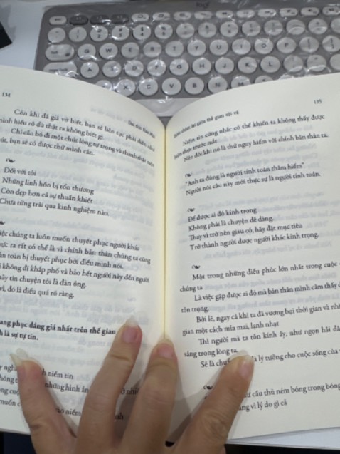 Lối viết văn theo kiểu độc thoại với bản thân, ngôn từ dễ hiểu cũng dễ chạm vào nội tâm.