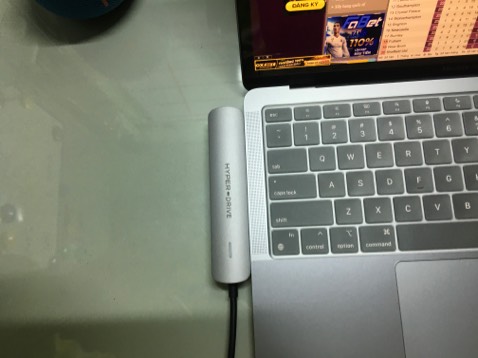 Chất lượng ổn. Màu sắc không giống chiếc MacBook màu xám của mình lắm