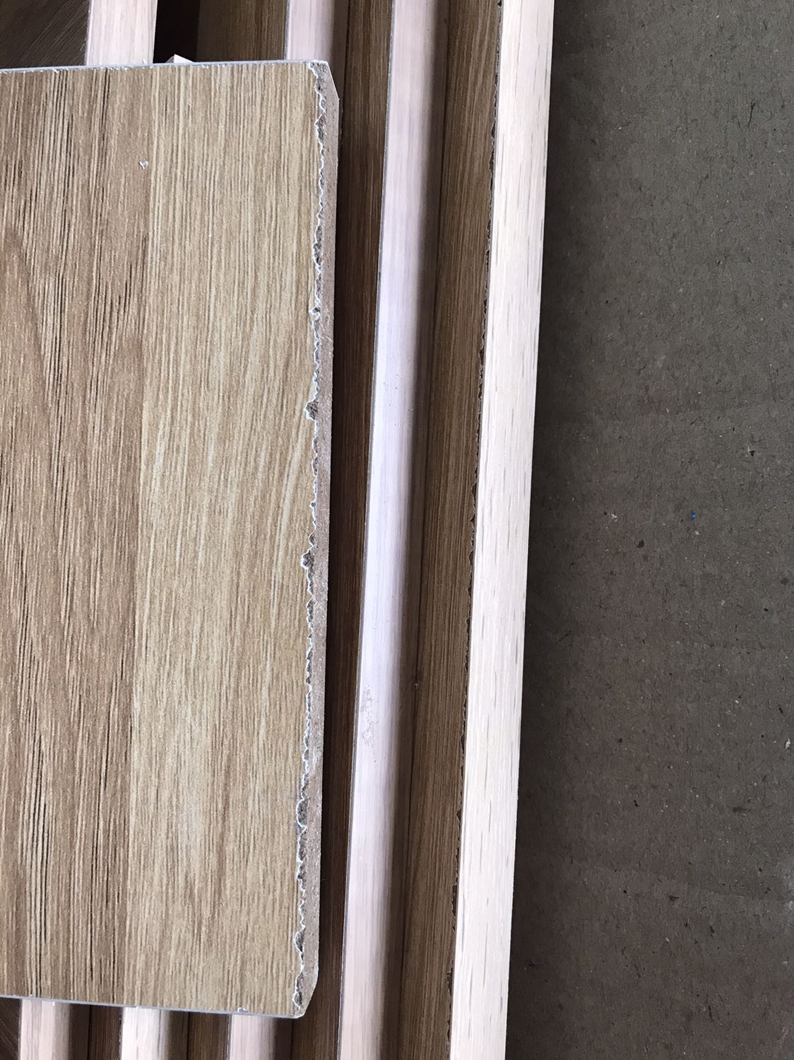 Sản phẩm quá tệ, như hàng second hand, đóng gói còn lòi nguyên cái đinh ra ngoài như hình, suýt thì mình bị đinh đâm trúng tay, keo dán còn sót lại, mép kệ nham nhở. Quá thất vọng về sản phẩm!