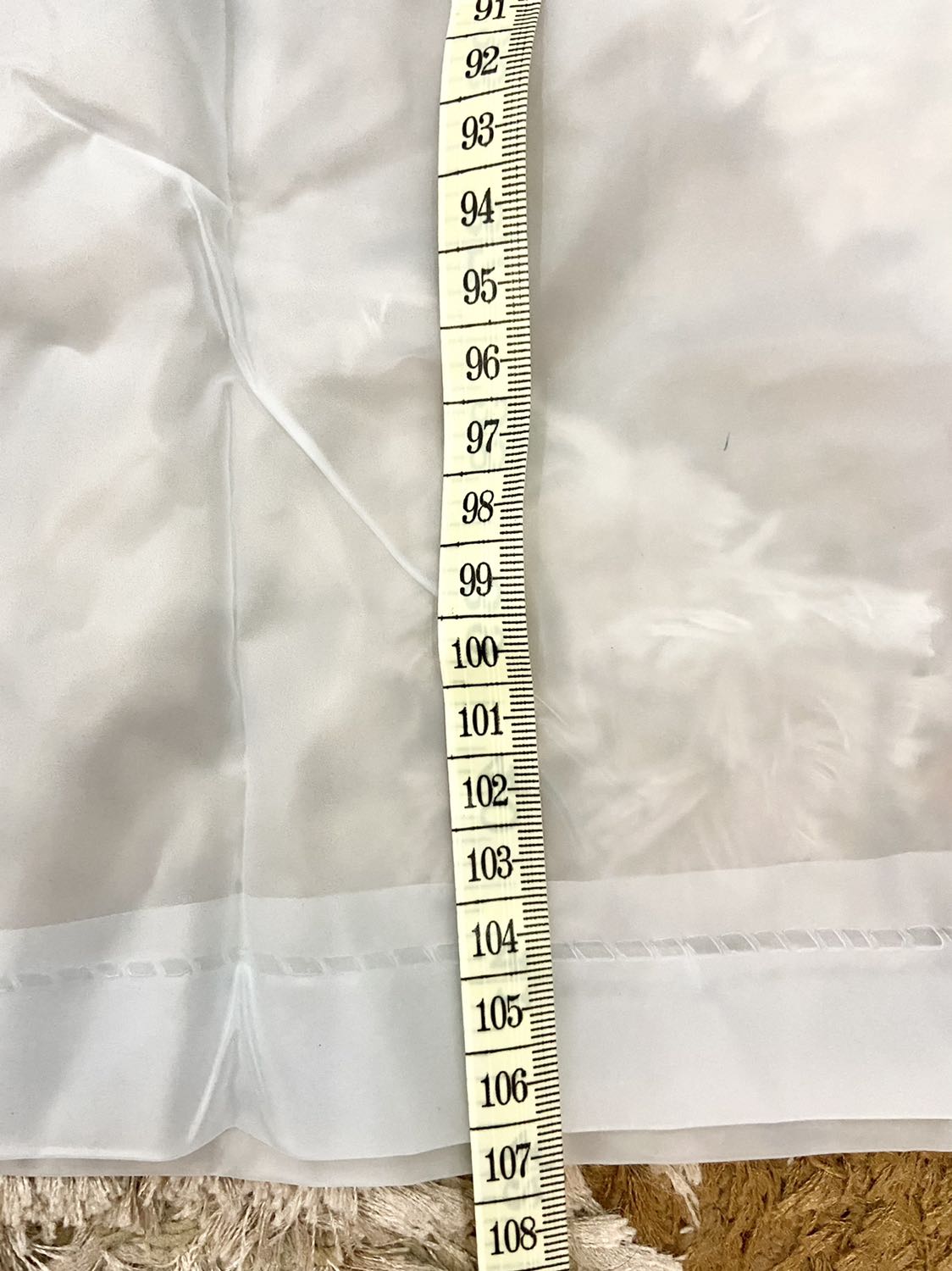 Thiết kế đẹp, chất liệu nhựa tốt, giá hợp lý, rất đáng mua. Mình xui quá, cái nút trên cùng bị hư, coi như ko xài được vì hở cổ quá rộng.