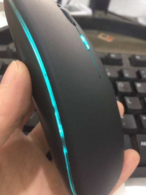 chuột đẹp, dùng mượt, có đèn led như hình mô tả, đúng chất lượng, có 1 vài shop cũng  bán nhưng m thấy hàng của shop giá ok nhất và nhiều đánh giá tốt, nói chung là chưa có gì để ch ê tới thời điểm hiện tại, đèn led đổi màu liên tục trông rất đẹp mắt