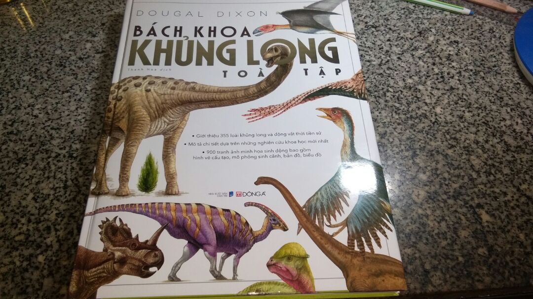 Cuốn sách với tựa đề gốc " the complete book of dinosaurs " của Dougal Dixon - tác giả của nhiều cuốn về động vật nổi tiếng. Mình sẽ nhận xét cuốn sách này những mặt như sau:
 Về chất lượng : cuốn sách mà tiki giao tới còn nguyên vẹn, mới tinh và có mùi thơm của sách. Shipper của tiki thân thiện,  giao hàng đúng hẹn. 
 Về nội dung : 
    Tính tới thời điểm hiện tại, thì đây là cuốn sách về khủng long đầy đủ nhất tại Việt Nam. Cuốn sách giới thiệu 355 loài khủng long và động vật thời Tiền sử khác như dực long, placodont, ngư long,nothosaur,... cuốn sách nêu từng loài khủng long trong kỉ Triassic, Jurassic và Creata trong đó từng thời gian sẽ phân loại,sắp xếp các loài trong các nhóm khủng long .Mỗi loài luôn có thông tin về kích thước, nơi phát hiện và phân loại rất chi tiết. Tên từng loài được giữ nguyên và có thêm các tên Hán Việt giúp người đọc dễ nhớ hơn. Và cái cuối cùng là sách được minh hoạ bằng hình ảnh đẹp đến từng chi tiết. 
       Nói về nhược điểm,theo mình thì cuốn sách này chỉ đúng hơn 80 phần trăm các thông tin. Do cuốn sách được ở nước ngoài xuất bản vào 2010 , nên tính đến thời điểm hiện tại 2019 thì cũng có những sai sót về thông tin lẫn hình dáng của chúng. Ví dụ như trường hợp con Liopleurodon ở trang 125 nói rằng chiều dài của nó là 25 m tuy nhiên hiện tại  kích thước của nó chỉ còn 7 m và còn kha khá lỗi sai khác nữa. Về bản dịch không nói tới lỗi sai chính tả thì bản dịch khá tốt. Mong Đong A có cập nhật những thông tin ngày càng chính xác để có hiệu đính cuốn sách ngày càng tốt hơn.  
 Cuốn sách này đáng được mọi người đọc và kham khảo, kể cả trẻ em và người lớn :v