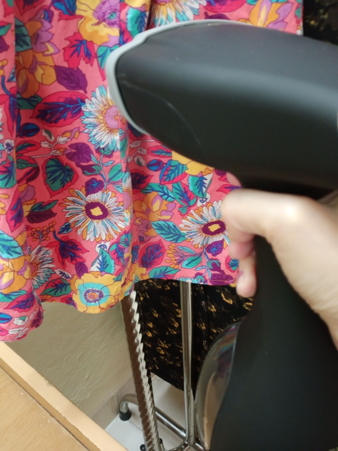 Vừa *** xong sản phẩm . OK 👍👍. Máy dùng thích . Bật ở nấc nhỏ mà hơi nước phun khá mạnh . Hạt nước nhỏ li ti . Phun đều . Nước nhanh nóng . Mới thử là áo vải mùa hè thôi . Nhưng cầm lâu , là nhiều áo váy thì chắc sẽ mỏi tay