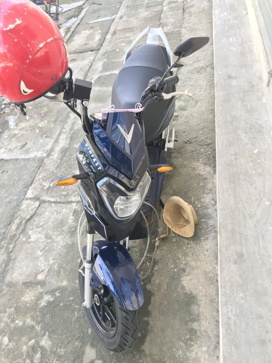 Mua cho phụ huynh cũng lớn tuổi nên hồi hộp lắm, đến khi nhận xe, thuê pin gói 149k/tháng, tốc độ tối đa 30km/h - k sợ xe mới khởi động chạy bốc mất kiểm soát nên yên tâm lắm