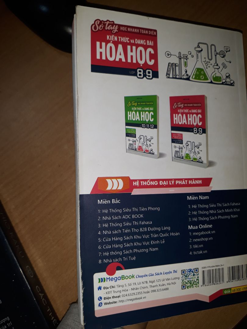 Mk mua cái quyển lận.Nhưng ko đc hài lòng về mặt vận chuyển lắm.Cả 2 cuốn đều bị cong.Mk mua tặng bạn nên cx hơi ngại.Còn phần nd thì oke con dê.Cuốn sách trình bày rõ ràng chi tiết mạch lạc mk học hóa kì 1 cũng khá gian nan.Nhưng may nhờ phương pháp học đúng đắn mk viết hết kt ct của cuốn sách đã đc tỉnh lược nh phần ko cần thiết sau đó áp dụng làm bt rất  hiệu quả nên mk highly recommend cuốn này cho các bạn nhé ! Mk mua cái quyển lận.Nhưng ko đc hài lòng về mặt vận chuyển lắm.Cả 2 cuốn đều bị cong.Mk mua tặng bạn nên cx hơi ngại.Còn phần nd thì oke con dê.Cuốn sách trình bày rõ ràng chi tiết mạch lạc mk học hóa kì 1 cũng khá gian nan.Nhưng may nhờ phương pháp học đúng đắn mk viết hết kt ct của cuốn sách đã đc tỉnh lược nh phần ko cần thiết sau đó áp dụng làm bt rất  hiệu quả nên mk highly recommend cuốn này cho các bạn nhé !