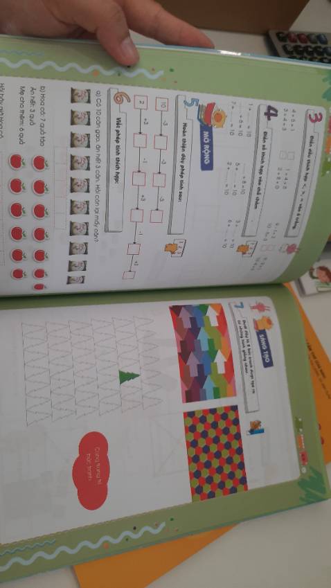 Tập 5 của bộ 6 cuốn PoMath - Toán tư duy này tiếp tục mở rộng phạm vi tư duy của trẻ tới thêm bớt ở phạm vi 20, hướng dẫn trẻ làm quen ban đầu với phép chia, số chẵn và số lẻ. Phần ứng dụng của sách cũng rất thân quen và phù hợp: từ đánh số nhà, mua vé xem phim đến chơi trò chơi truy tìm kho báu.
Cuối sáng có chương cho cha mẹ kiểm tra lại kiến thức của trẻ. Đây là một bộ sách nên mua để cha mẹ giúp trẻ làm quen với tư duy logic và ứng dụng của Toán học vào đời sống.