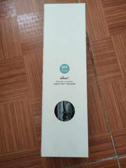 Giao hàng nhanh, bình 750ml nhưng nhìn rất gọn. Nhựa tritan thì yên tâm sử dụng rồi. Giá sản phẩm hơi cao một chút. Bình còn có dây treo rất tiện lợi