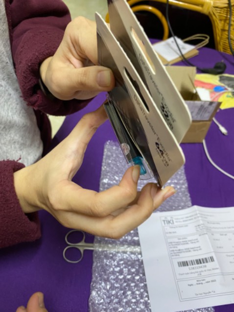 Mình mua 1 chiếc Kingston 64GB và 1 chiếc 32GB. Lúc nhận được hàng thì thấy bị rạch sẵn như hình, cắm thử vào máy để kiểm tra thì thấy chênh lệch bộ nhớ tận 4-5GB. Mình rất bức xúc về trường hợp mua hàng mà bị như này.