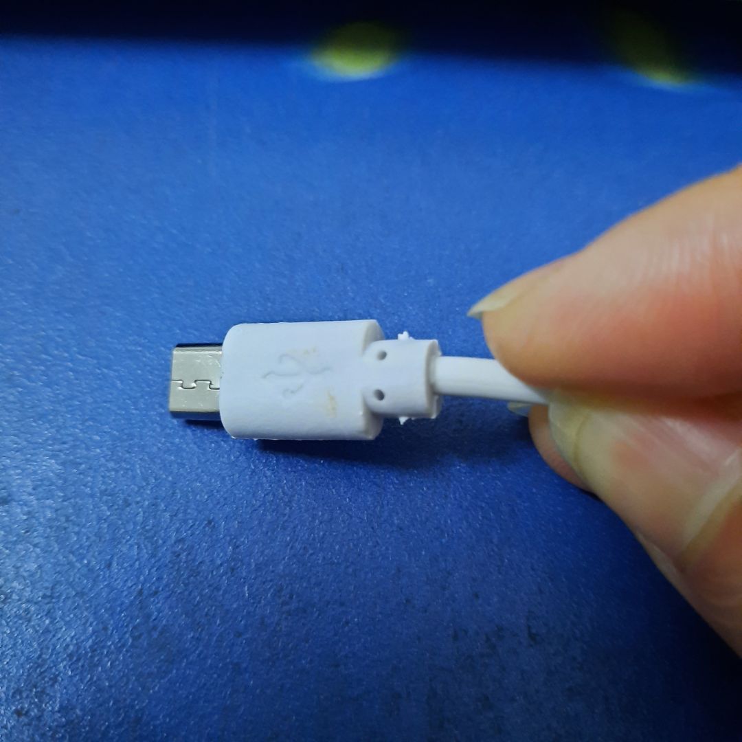 chuột mua mới mà như xài chuột cũ. Xước, bẩn. Bấm thì êm mà k biết dùng tn.