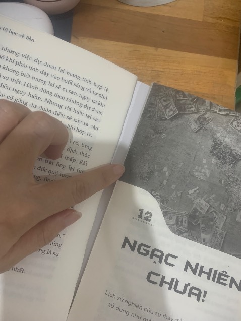 Nội dung sách thì hay mà chất lượng đóng sách quá tệ.

Mua về ngồi vào bàn đọc ngay ngắn không tì đè, nâng niu từng trang mà sách đã rách toạc rồi rơi lả tả chỉ sau mấy hôm.

Lần đầu tiên mua sách bên này mà thấy in ấn đóng gáy sách bó tay thật.