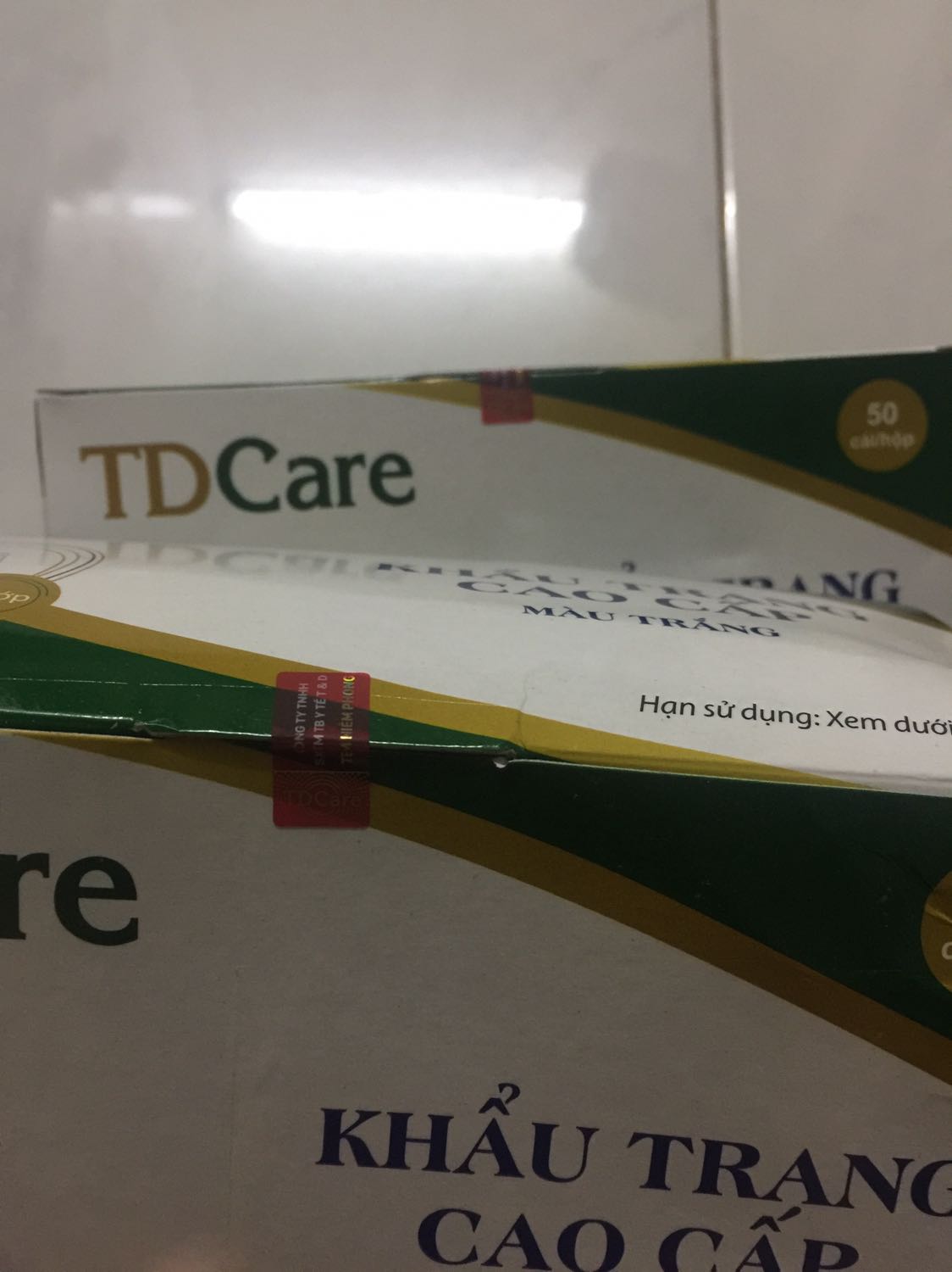 Hàng giao nhanh, chất lượng tốt, chuẩn 4 lớp, có đầy đủ tem chống hàng giả. Nhưng gói hàng quá chán, chỉ quấn bọc nilon, không có lấy một cái hộp. ?