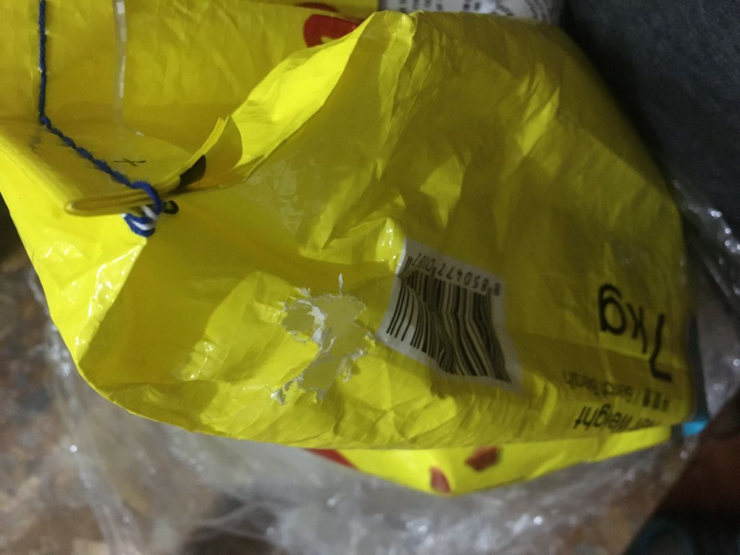 mình nhận hàng trong tình trạng như này, túi đã bị rách như chuột gặm. 7kg mà ship túi đã rách hở thế này thì liệu sản phẩm bên trong còn đảm bảo. Mình mong tiki sớm giải quyết cho mình. Mình nhận hàng tầm  khoảng 8h20 sáng 25/11, ảnh chụp ngay sau đó và đăng khiếu nại 8h30 sáng 25/11 mình nhận hàng trong tình trạng như này, túi đã bị rách như chuột gặm. 7kg mà ship túi đã rách hở thế này thì liệu sản phẩm bên trong còn đảm bảo. Mình mong tiki sớm giải quyết cho mình. Mình nhận hàng tầm  khoảng 8h20 sáng 25/11, ảnh chụp ngay sau đó và đăng khiếu nại 8h30 sáng 25/11