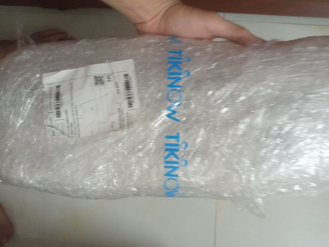 Sách được đóng gói rất kĩ ( như xác ướp), giao nhanh, đủ quà :3