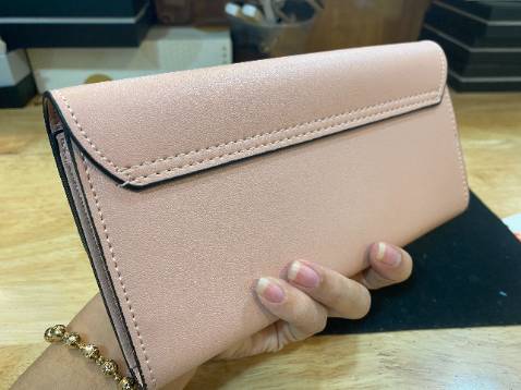 Ko nghĩ chỉ 1 trăm mấy mà có cái ví xịn sò như này, đường chỉ may đẹp, chắc chắn, nhiều ngăn rộng rãi, đựng vừa đt luôn, tiện thật sự shop ơi, cho shop 5 sao nè.