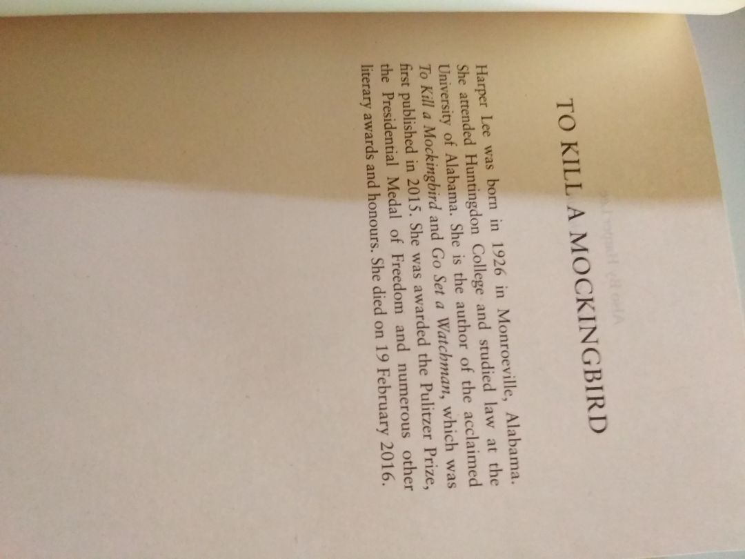 Sách bỏ túi nên vừa tay.
Giấy độ dày vừa phải.
Nội dung: vì đã đọc bản tiếng Việt nên sau khi đọc bản tiếng Anh dễ cảm giác nội dung hơn...