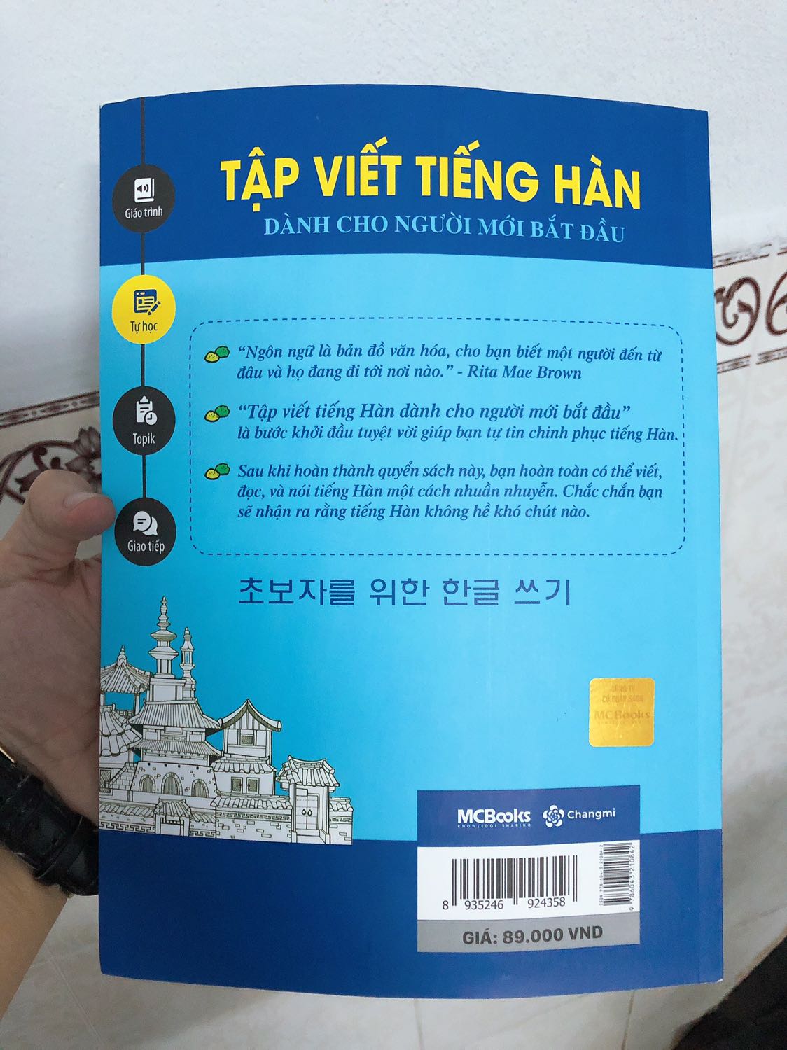 Cuối cùng thì cũng nhận được sách, cũng may là không bị hư hỏng gì cả
Nó giống như 1 cuốn sách dạy tiếng Việt vậy, có thể học về bảng chữ cái, cách viết, luyện viết (từng từ và cả câu), học từ vựng,…. Khá là thú vị :))) Cuối cùng thì cũng nhận được sách, cũng may là không bị hư hỏng gì cả
Nó giống như 1 cuốn sách dạy tiếng Việt vậy, có thể học về bảng chữ cái, cách viết, luyện viết (từng từ và cả câu), học từ vựng,…. Khá là thú vị :)))