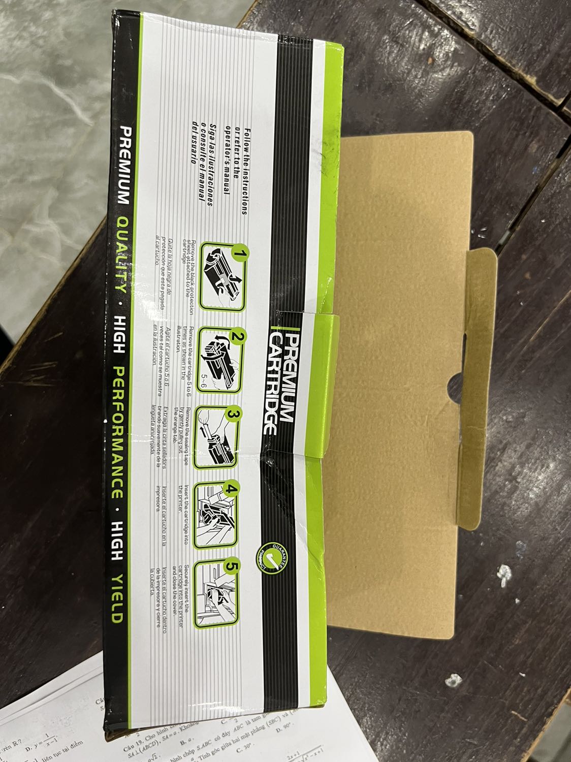 Shop giao hàng ok. Nhưng trong 5 năm mình dùng máy in, chưa lần nào mình dùng hộp mực ma gây kẹt giấy và lệch giấy như 3 hộp mực này. Lần 1 mình tưởng do máy, mình đổi qua hộp 2-3 vẫn kẹt giấy liên tục. Sau đó quay về hộp mực cũ lại bt tiếp