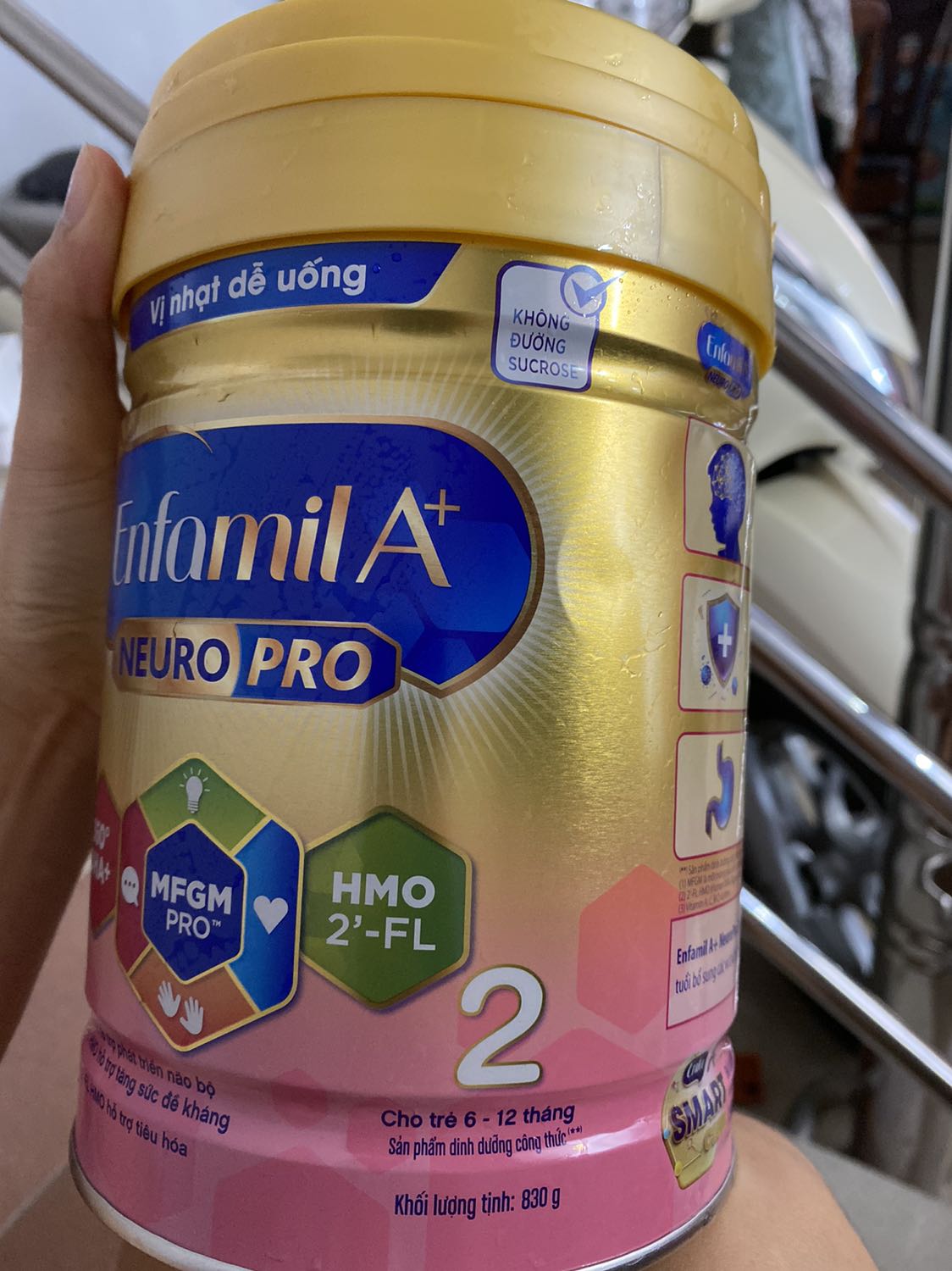 Hộp sữa bị móp một tí không biết là do vận chuyển đến mình hay đã bị trước đó. Date xa. Mình quét QR thì ra ntn, kêu download app thì app không khả dụng ở VN? Sữa nhạt nhưng hậu hơi béo, cảm nhận không thơm và thanh bằng Aptamil.