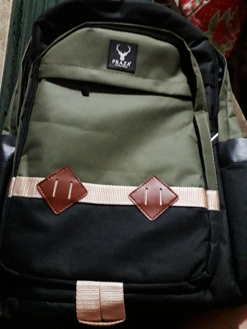 Đây là lần đầu tiên mình mua hàng trên Tiki mình thật bất ngờ khi hàng đc giao nhanh đến vậy. Hôm chủ nhật mình đặt thì chiều thứ 2 m đã có hàng r. Hàng y như hình mn ạ. quai thì chống đau lưng nè chỉ điều mình chưa sd nên k chắc nó có bền k. Balo rộng lắm nha mn. khoải mái đựng laptop,sách,vở...