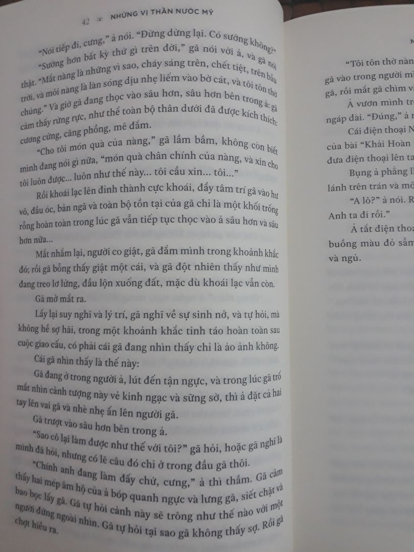 Tác phẩm hay được chuyển thể thành phim, xoay quanh cuộn chiến giữa old god và new god, Shadow đã dùng tính mạng để ngăn chặn trận này như thế nào và sự giúp sức shadow's wife Laura có thành công cùng với đó tìm ra ai cha của Shodow Loki hay Thor, xuyên suốt tác phẩm có những mẫu truyện hấp dẫn và lôi cuốn. sách được viết bởi NEIL GAIMAN.