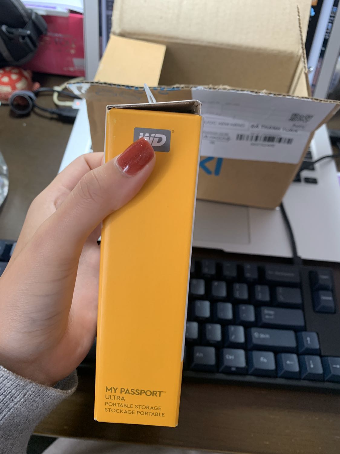 Ổ cứng chính hãng, giao hàng nhanh và nhân viên tư vấn phục vụ tận tình. 

Tuy nhiên, sản phẩm nên ghi luôn trên mạng là đã mở ra để dán tem bảo hành để khỏi tốn thời gian mình thắc mắc với bên tư vấn. Giảm một sao cho việc gây hoang mang về sản phẩm đã bị bóc và tốn thời gian mình hỏi bên tư vấn. 

Thời hạn bảo hành cũng cần ghi rõ hơn. Tiki tư vấn hôm nay có nói là hạn bảo hành 36 tháng kể từ ngày nhận hàng. Các bạn vào lịch sử mua hàng để chứng minh ngày nhận hàng nếu cần bảo hành. Bảo hành có người đến nhà bếch đồ đi sửa cho các bạn.