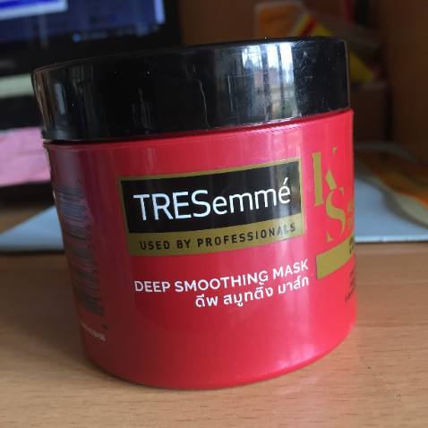 Tóc mình có nhuộm và mỗi lần gội, tóc khô, xơ lắm.  Nhưng ủ tóc với kem ủ tóc này, tóc mềm mượt hơn hẳn. Mùi hương cũng dễ chịu nữa.